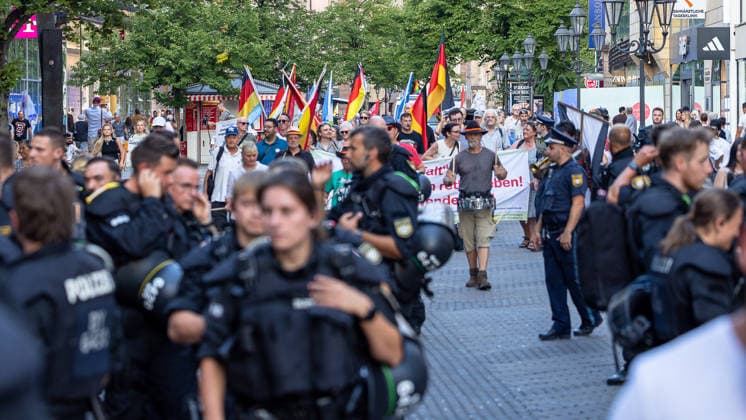 Bayern, Montagsdemo in Nürnberg und Gegendemo