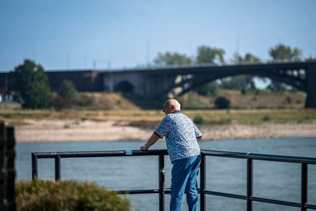 Niederlande, Rhein-Niedrigwasser in Tolkamer