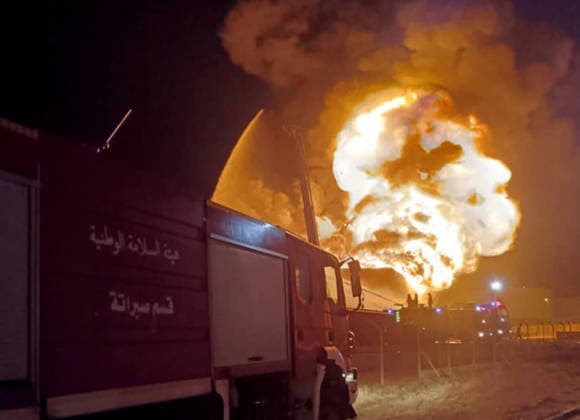 Libyen, Großbrand nach Angriff auf Öldepot in Zawiya