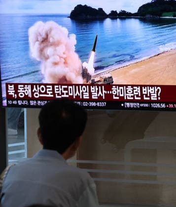 Südkorea, Fernsehen in Seoul zeigt Start einer ballistischen Rakete in Nordkorea