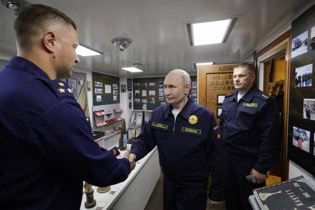 Russland, Wladimir Putin besucht Lenkwaffenkreuzer Warjag der russischen Pazifikflotte
