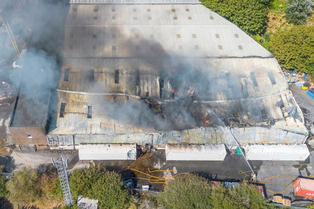 London, Feuer in einem Betriebsgebäude an der Ripple Road