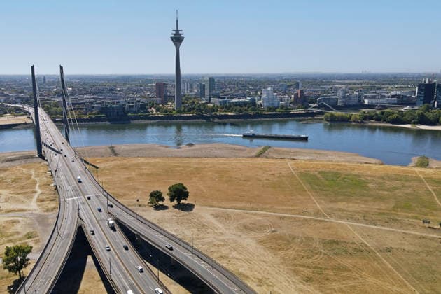 NRW, Rhein-Niedrigwasser in Düsseldorf