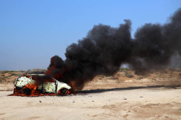 Nahostkonflikt, Gaza, Auto brennt nach israelischem Luftangriff in Gaza-Stadt
