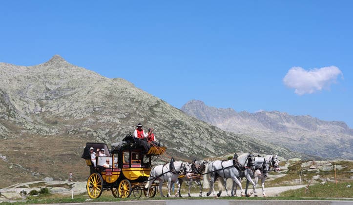 Schweiz, Historische Gotthardpost-Postkutschenfahrt über die Tremola von Andermatt nach Airolo