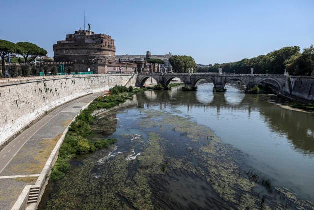 Italien, Niedrigwasser im Tiber nach Hitzewelle in Rom