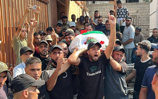 Nahostkonflikt, Gaza, Trauerzug für Huthaifa Kawara am Nasser-Krankenhaus in Khan Yunis
