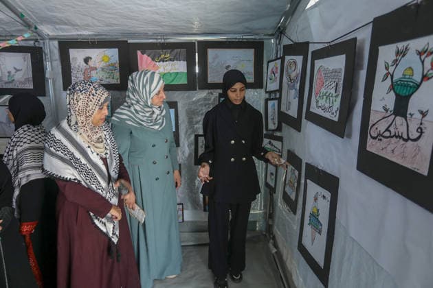Nahostkonflikt, Gaza, Kinder zeigen Kunstwerke zu Krieg, Vertreibung und Hoffnung in Khan Yunis