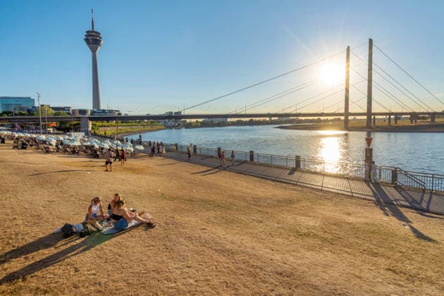 NRW, Rhein-Niedrigwasser in Düsseldorf