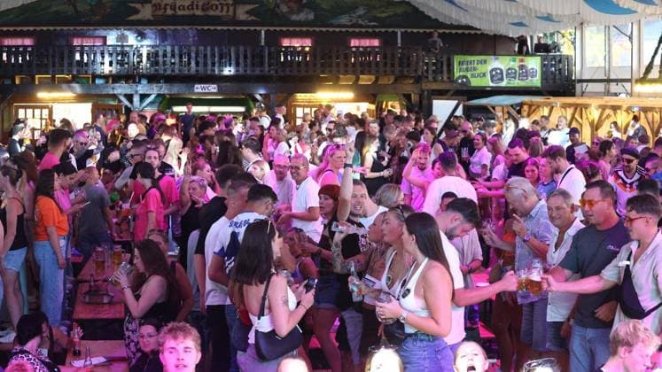 NRW, Malle-Nacht in der Bayernhalle auf der Cranger Kirmes in Herne