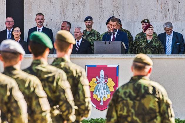 Tschechien, Andre Babis bei der Vereidigung von Teilnehmern des Grundlehrgangs der Militärakademie