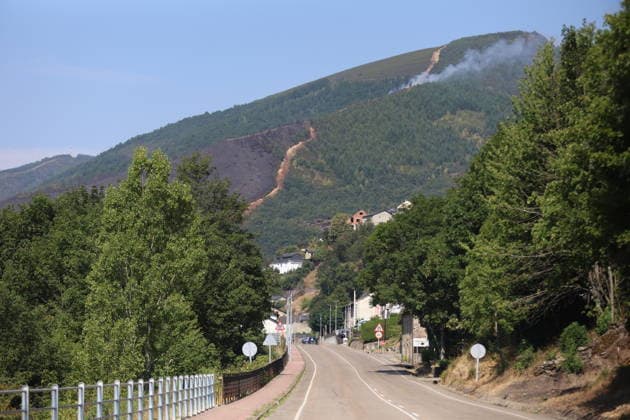 Spanien, Waldbrand bei Caboalles de Abajo in Kastilien und Leon