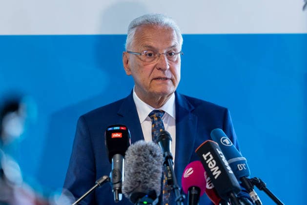 Bayern, Joachim Herrmann Pressekonferenz zu Drohnenabwehr am Flughafen Nürnberg