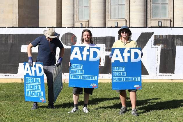 Berlin, Volksbad vor der Volksbühne, Personen mit AfD Plakaten