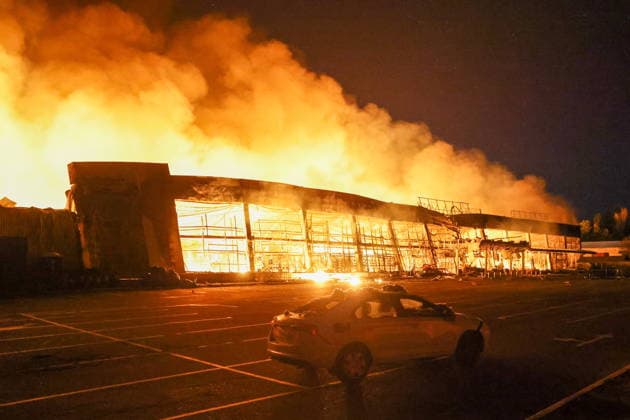 Ukraine-Krieg, Brand nach Drohnenangriff in Jenakijewe bei Donezk
