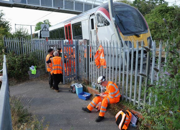 Großbritannien, Zug entgleist nahe Bahnhof Wickford