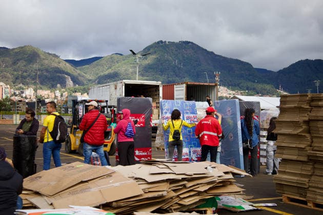Schweres Erdbeben in Kolumbien, Verladung von Hilfsgütern in Bogota