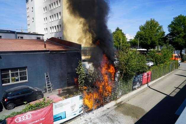 Hamburg, Feuer auf Gelände einer Autowerkstatt in Hamburg