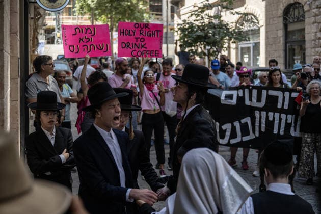 Israel, Ultraorthodoxe Juden protestieren gegen Cafe in Jerusalem