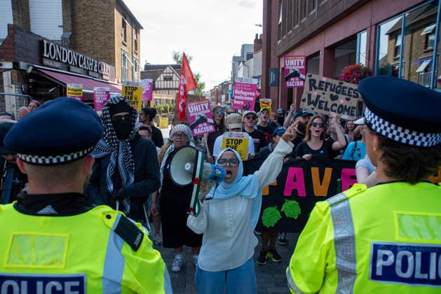 Großbritannien, Britain First Demonstration und Gegendemo in Maidstone