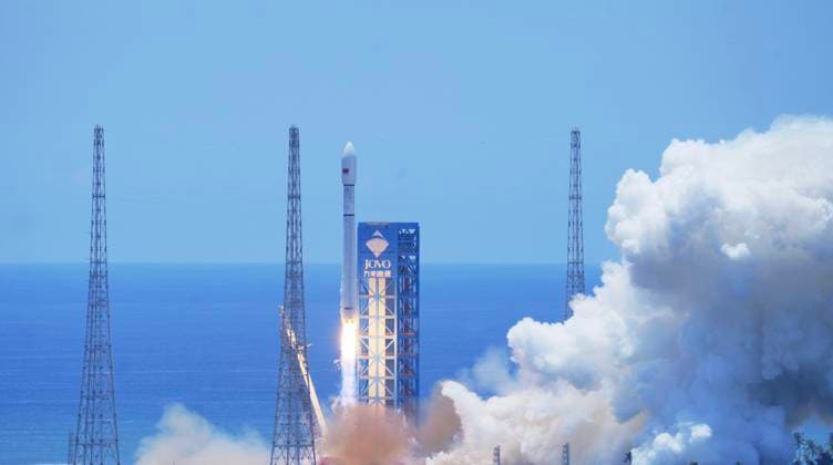 China, Start neuer Internet-Satelliten in Hainan