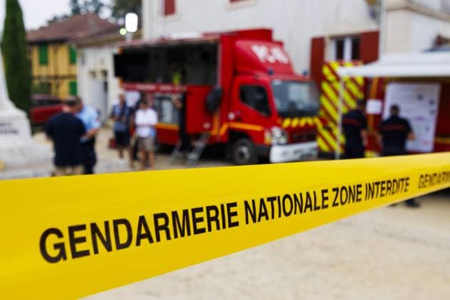 Frankreich, Waldbrände in Luglon, Kontrolliertes Abbrennen zum Schutz vor weiteren Bränden