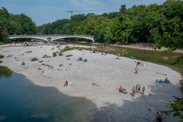 Bayern, Badende in der Isar in München