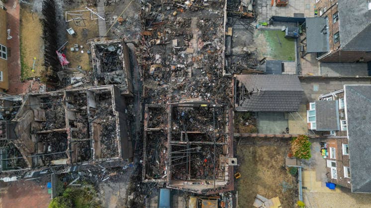 Großbritannien, Waldbrand zerstört Häuser in Stoke-on-Trent