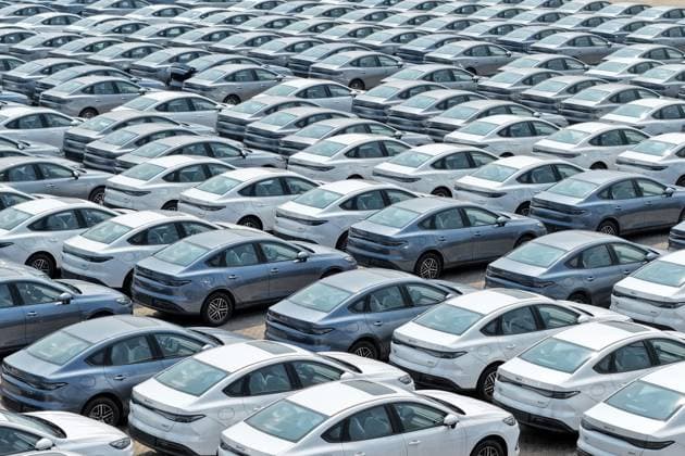 China, Neue BYD-Elektroautos warten auf Verschiffung in Yantai