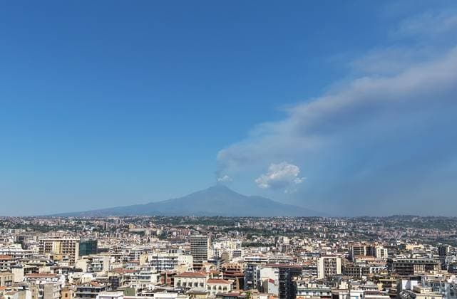 Italien, Rauch über dem Vulkan Ätna bei Catania