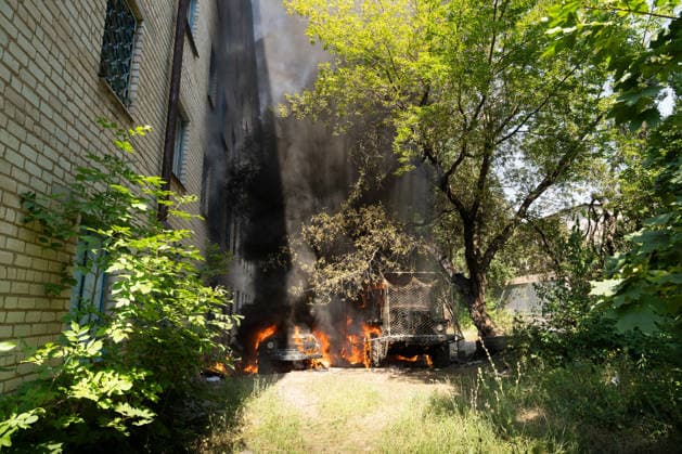 Ukraine-Krieg, Feuerwehr löscht brennende Fahrzeuge nach russischem Drohnenangriff in Kramatorsk