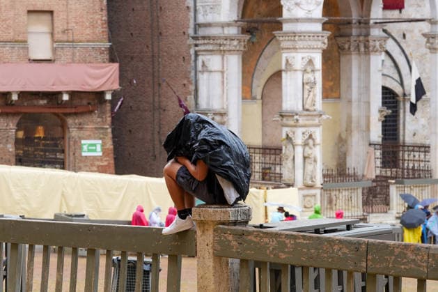 Italien, Starkregen unterbricht Palio-Rennen auf der Piazza del Campo in Siena