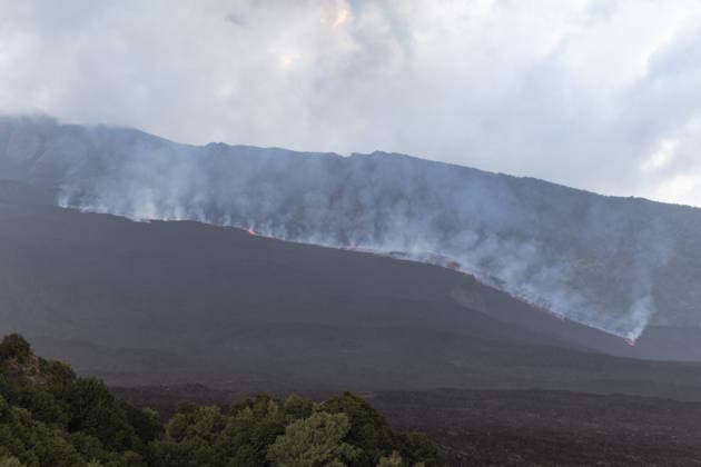 Italien, Lava strömt aus Ätna ins Valle del Bove bei Catania