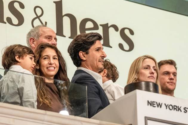 USA, Andrew Dudum von Hims and Hers läutet die Börsenglocke an der NYSE in New York