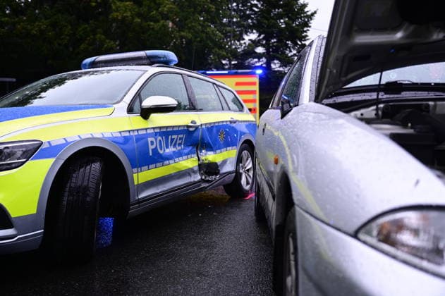 Sachsen, Verkehrsunfall nach Polizeiverfolgung an Kreuzung Richtung Schlauroth in Görlitz