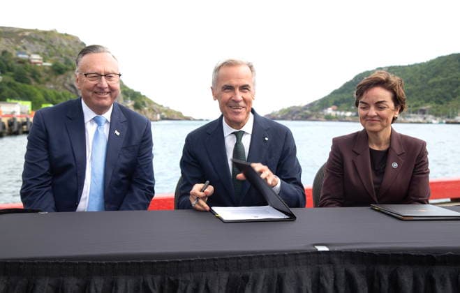 Kanada, Mark Carney mit Tony Wakeham und Christine Frechette bei Unterzeichnung zu Energieprojekten in St. John s