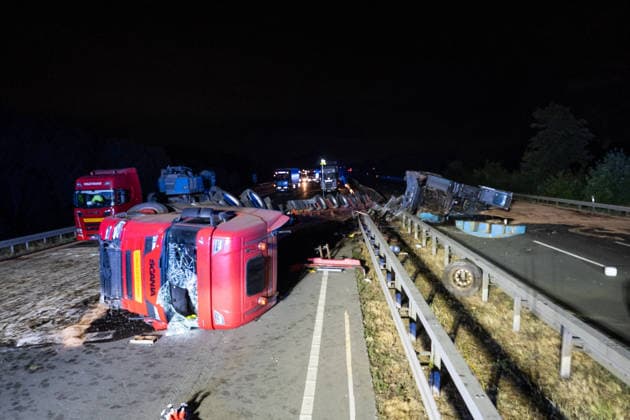 NRW, A2 nach Unfall mit Schwertransporter bei Kamen gesperrt