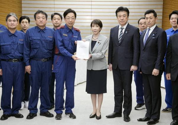 Japan, Sanae Takaichi bei Treffen zu Erdbebenhilfen für Kumamoto in Tokio