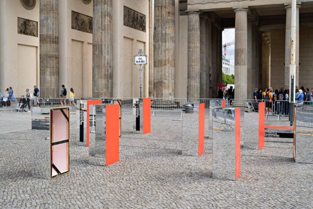 Berlin, Abbau der Installation zum 65. Jahrestag des Mauerbaus am Brandenburger Tor
