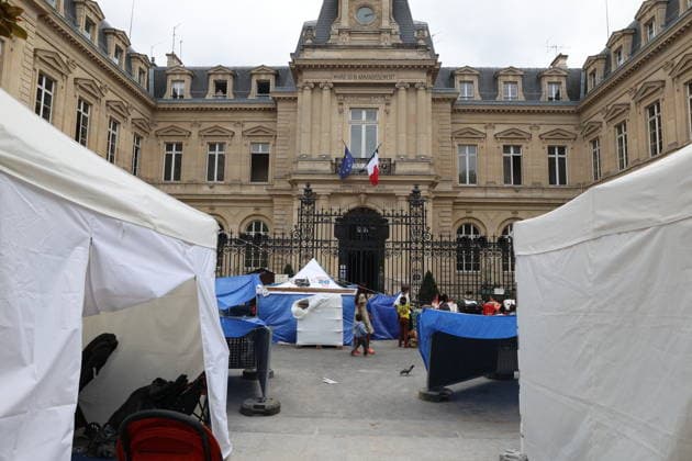 Frankreich, Obdachlosencamp wird vor Rathaus errichtet in Paris