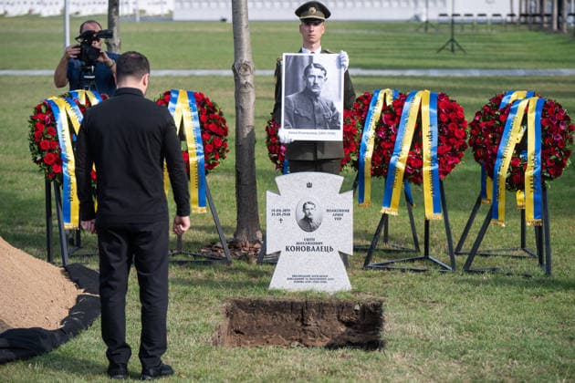 Ukraine, Wolodymyr Selenskyj bei Umbettung von Oberst Jewhen Konowalets auf Nationalen Militärfriedhof in Kyjiw
