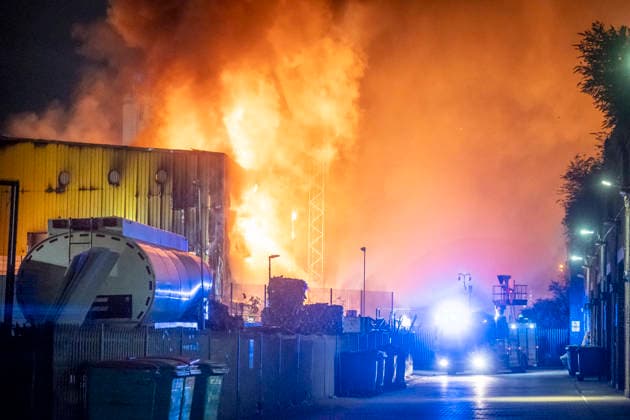 Großbritannien, Brand in Mülldeponie in London