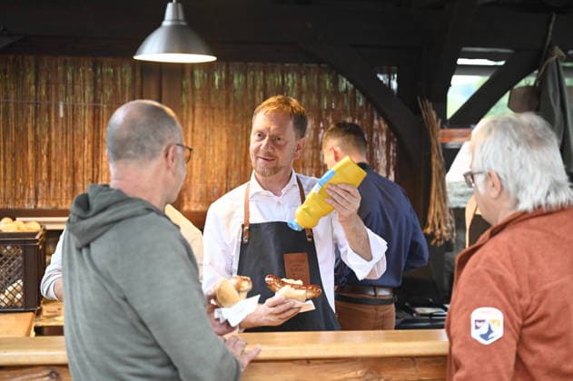 Sachsen, Michael Kretschmer während der Reihe Kretschmer grillt in Arnsdorf