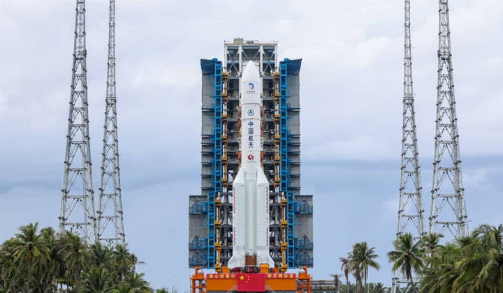China, Start einer Langer-Marsch-5-Trägerrakete in Wenchang