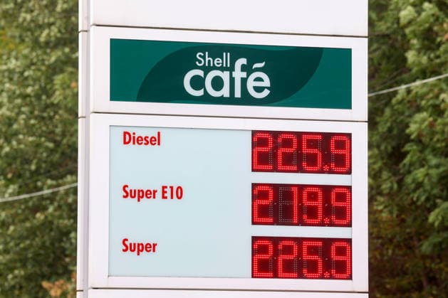 NRW, Preistafel an Tankstelle in Siegen