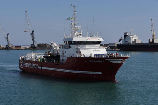 Italien, Schiff mit Geflüchteten erreicht Hafen von Bari