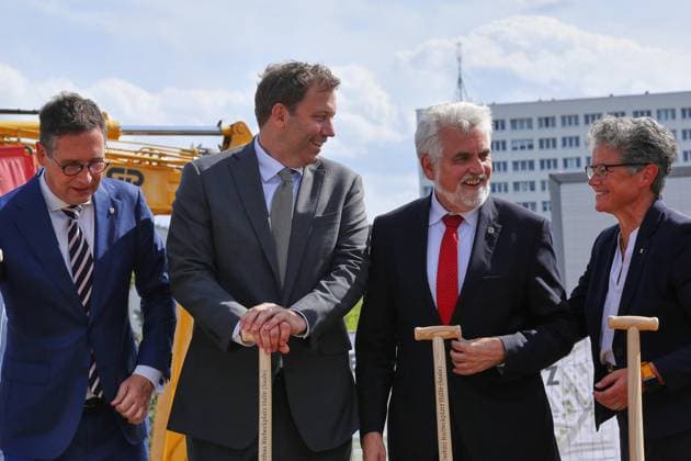 Sachsen-Anhalt, Lars Klingbeil bei Spatenstich zum Start des Umbaus am Riebeckplatz in Halle an der Saale