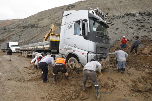 Peru, Arequipa, Schlammlawinen und Erdrutsche blockieren die Panamericana bei Ocona