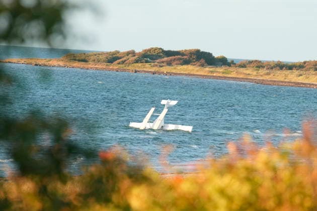 Dänemark, Kleinflugzeug liegt kopfüber im Wasser vor Läsö