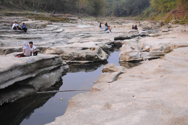 Indonesien, Niedrigwasser legt Felsformationen im Bogowonto-Fluss in Purworejo frei
